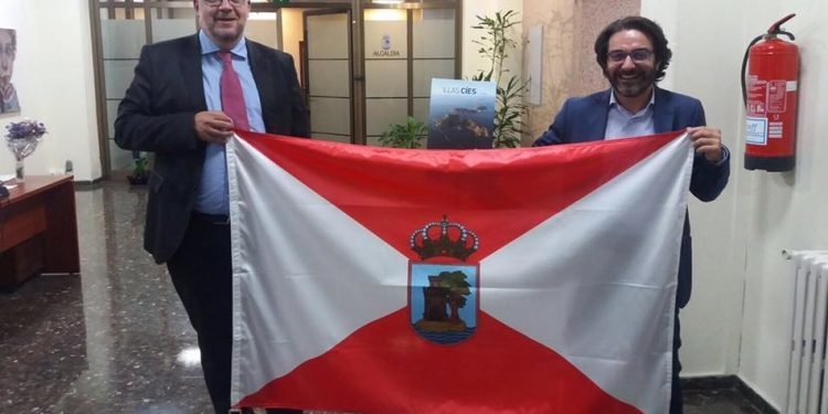 Una bandera de Vigo y un libro de las Cíes para el Papa Francisco