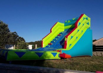 Baiona instala en el Paseo Ribeira un tobogán de agua por el Día del Turista
