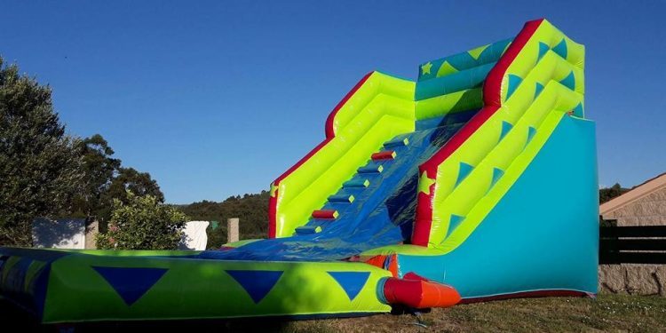 Baiona instala en el Paseo Ribeira un tobogán de agua por el Día del Turista