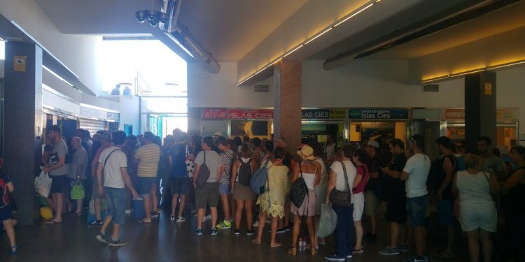 Tensión en la estación de ría tras suspenderse viajes a la Cíes
