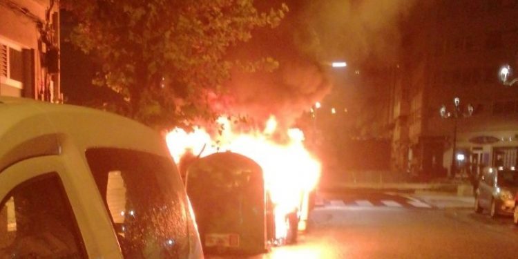 Plantan fuego a unos contenedores en el centro de Vigo