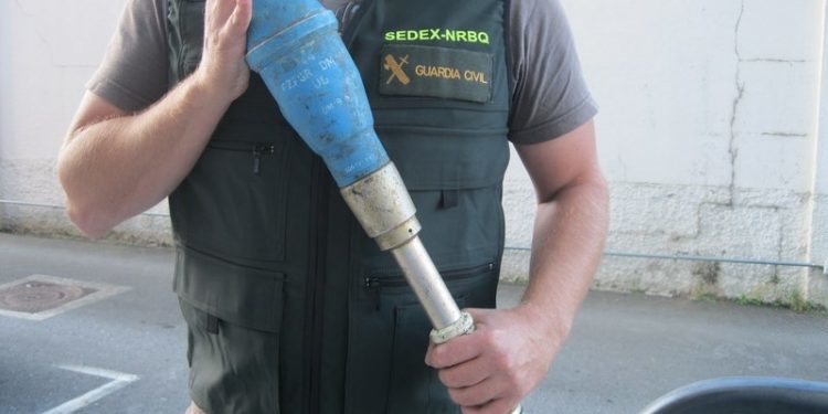 La Guardia Civil neutraliza un proyectil encontrado en una empresa en O Porriño