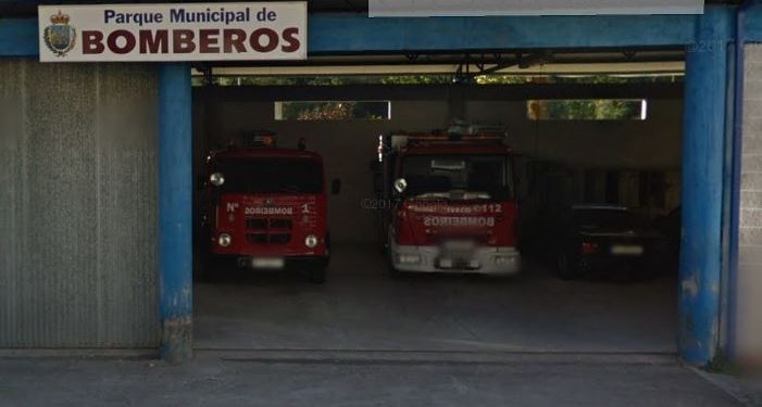 Trasladada una persona por intoxicación de humo tras un incendio en una fábrica de A Cañiza