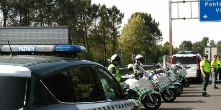 Un motorista sufre heridas graves en un accidente en Ponteareas