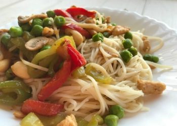 Fideos chinos con pollo y vegetales