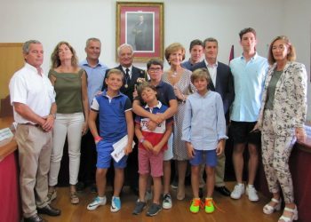 Baiona homenaxea ao seu embaixador polos mares do mundo