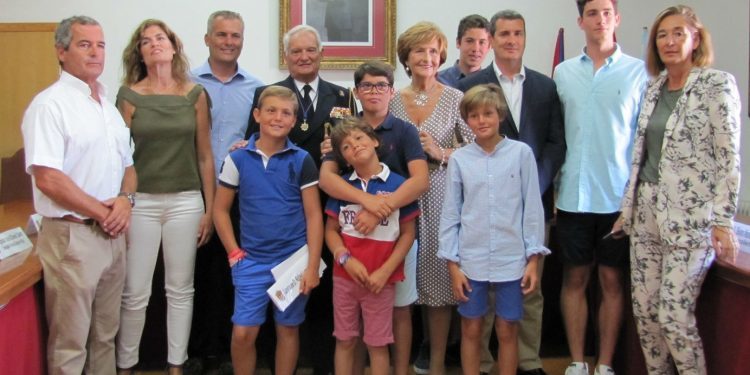 Baiona homenaxea ao seu embaixador polos mares do mundo