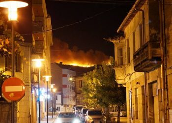 Larga noche de lucha contra el fuego en Gondomar tras arrasar 40 hectáreas