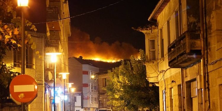 Larga noche de lucha contra el fuego en Gondomar tras arrasar 40 hectáreas