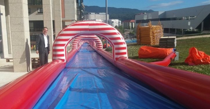 Abel Caballero reta a los periodistas de Vigo a lanzarse con él por el tobogán acuático