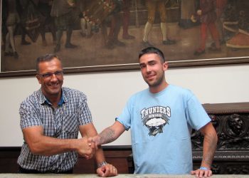 Baiona recibe ao capitán do equipo universitario da Liga Nacional de eSports