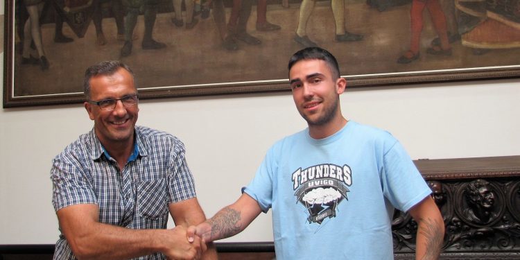 Baiona recibe ao capitán do equipo universitario da Liga Nacional de eSports