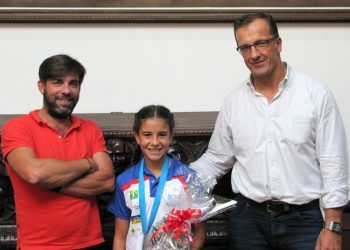 Baiona recibe a súa campioa de piragüismo