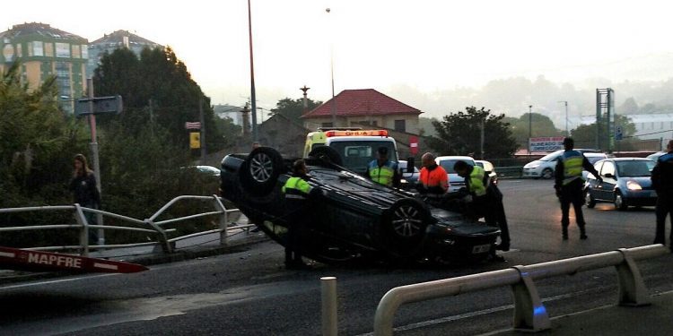 Sale ileso tras volcar con su coche en Vigo