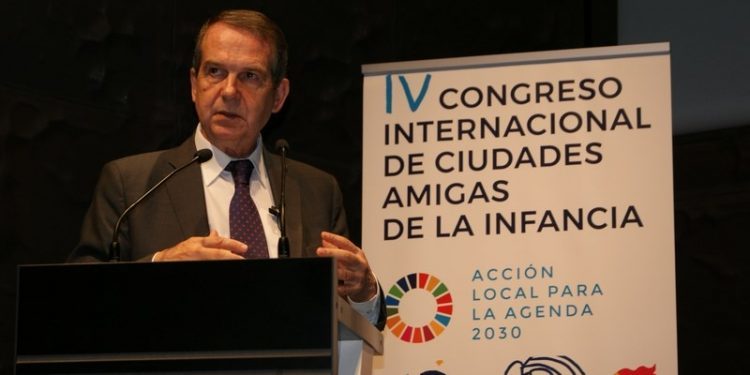 O alcalde pide un Pacto de Estado para atender «aos nosos nenos e aos que veñen de fóra»