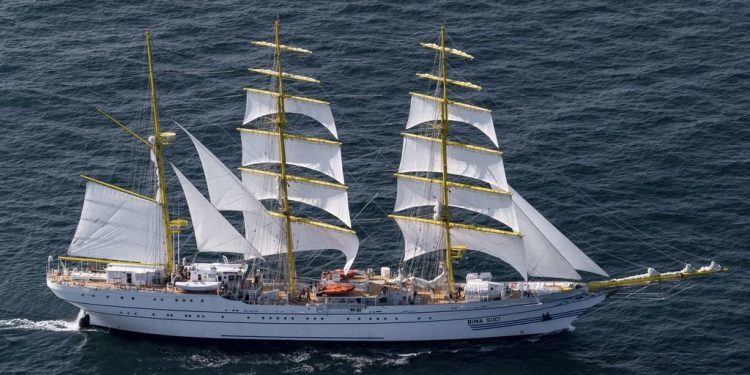 Freire entrega o buque escola «Bima Suci» a Indonesia