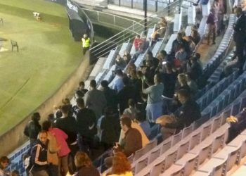 El presidente del Celta acude a la ofrenda floral por el aficionado fallecido en Balaídos