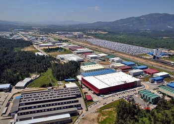 Un operario, herido en O Porriño al caerle una viga de hierro en cabeza