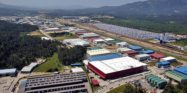 Un operario, herido en O Porriño al caerle una viga de hierro en cabeza