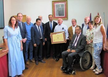 Roberto Leyenda posa coas autoridades tras a entrega do Lazo de Honra. / Foto: Concello de Baiona