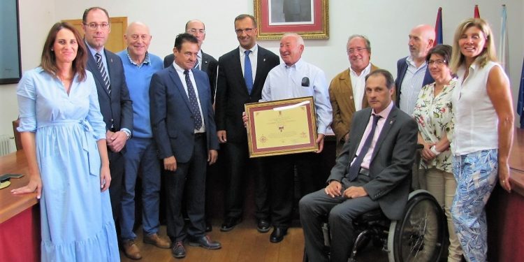 Roberto Leyenda posa coas autoridades tras a entrega do Lazo de Honra. / Foto: Concello de Baiona