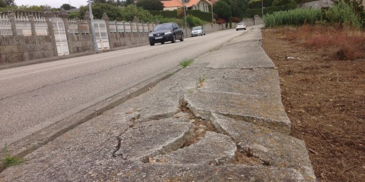 O alcalde de Nigrán urxe «novamente» á Xunta a reparar a rúa Otero Pedrayo