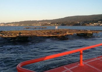 Tres heridos, uno grave, al chocar una planeadora contra una batea en la Ría de Vigo