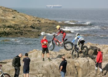 El circuito de trial en Baiona encandila a pilotos y televisión extranjera