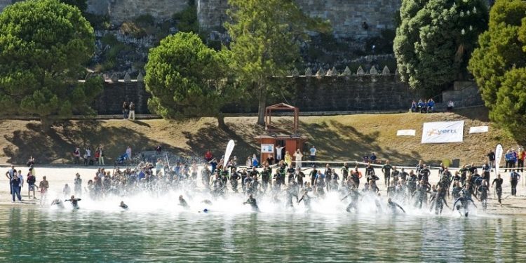 El Vertiatlón aporta 5.400 euros para acercar el mar a las personas con discapacidad