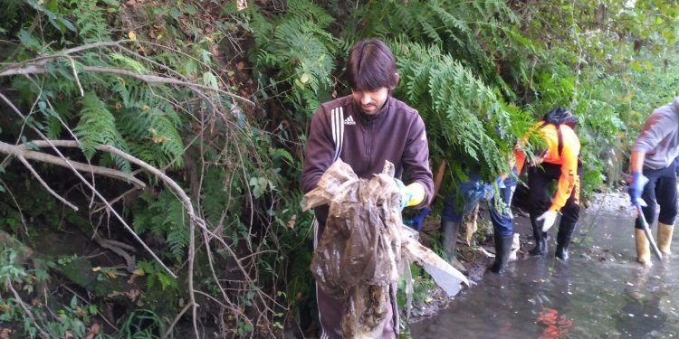 A asociación Lazoiro organiza un ano máis a limpeza do río Tea en Salvaterra