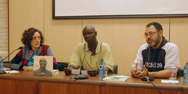 Cheikh Fayé narra ‘en galego’ a realidade dos inmigrantes africanos en Europa