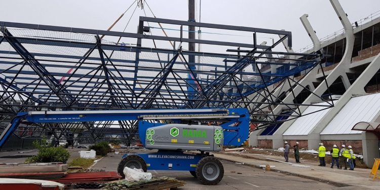 Empieza a instalarse la estructura de la cubierta de Río