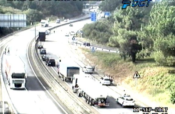 Retenciones en la AP9, a su paso por Vigo, al perder su carga un camión