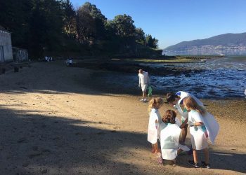 Recollen cen quilos de lixo na praia de Soutoxuste, que serán analizados para un estudo