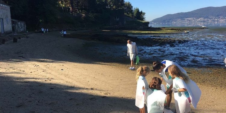 Recollen cen quilos de lixo na praia de Soutoxuste, que serán analizados para un estudo