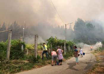 El fuego deja sin red telefónica a cinco concellos de la comarca de Vigo