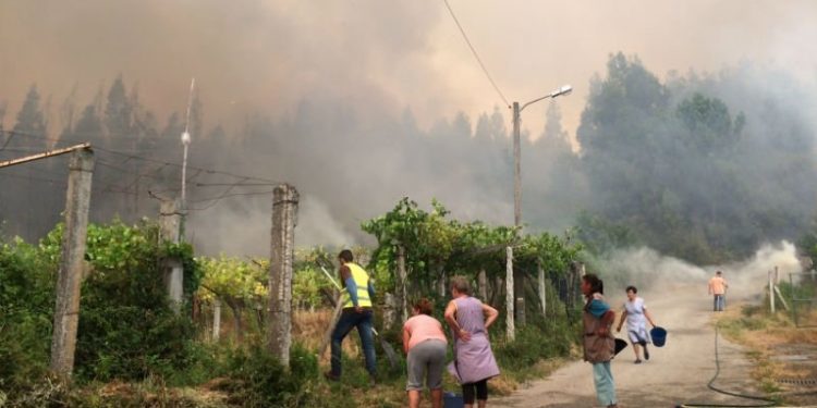 El fuego deja sin red telefónica a cinco concellos de la comarca de Vigo