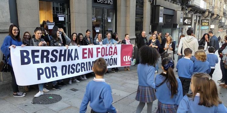 Paro total nas tendas de Bershka «contra a discriminación laboral»
