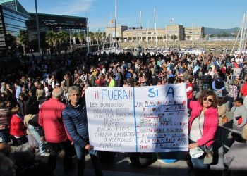 Vigo se concentra sin gritos, sin partidos y sin banderas contra los incendios