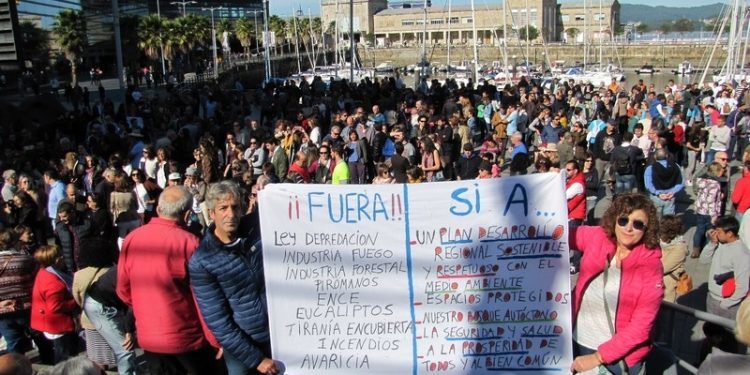 Vigo se concentra sin gritos, sin partidos y sin banderas contra los incendios