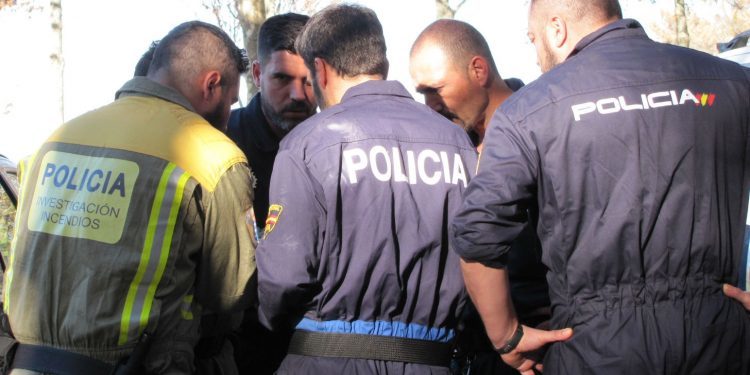 La Policía Científica analiza una bengala hallada en una zona quemada por un incendio en Vigo