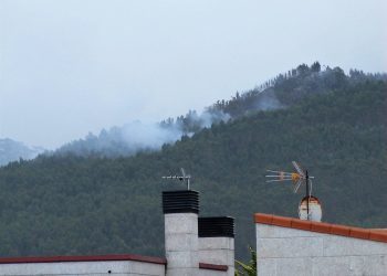 Dos incendios activos en Vigo tras una noche eterna con 400 personas evacuadas de sus viviendas