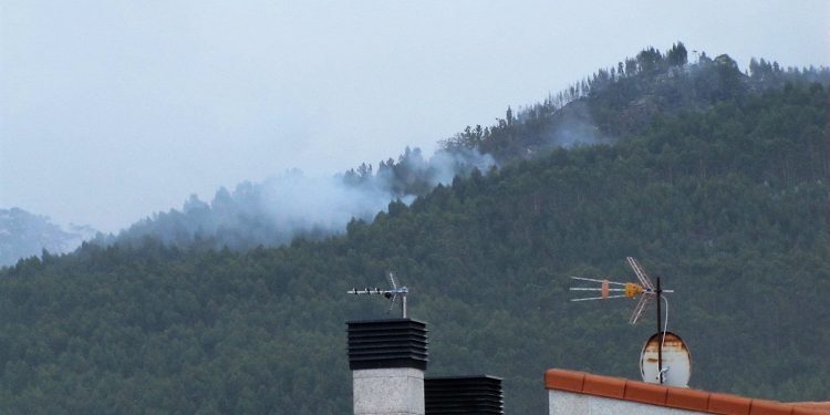 Dos incendios activos en Vigo tras una noche eterna con 400 personas evacuadas de sus viviendas