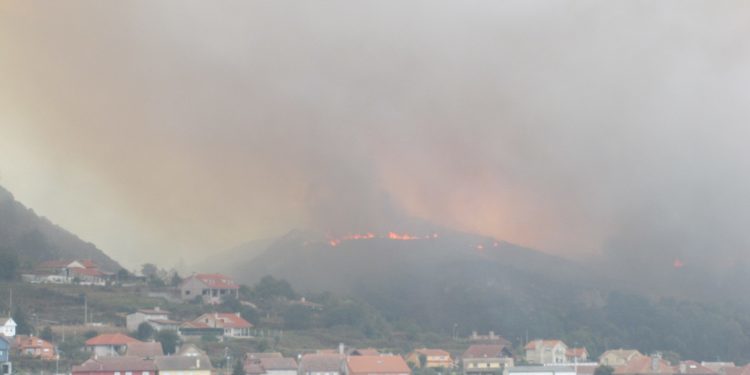 Incendios activos en Nigrán, Ponteareas, Salvaterra y Fornelos