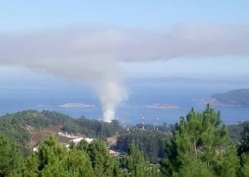 El fuego moviliza a los efectivos anti incendios en Baiona