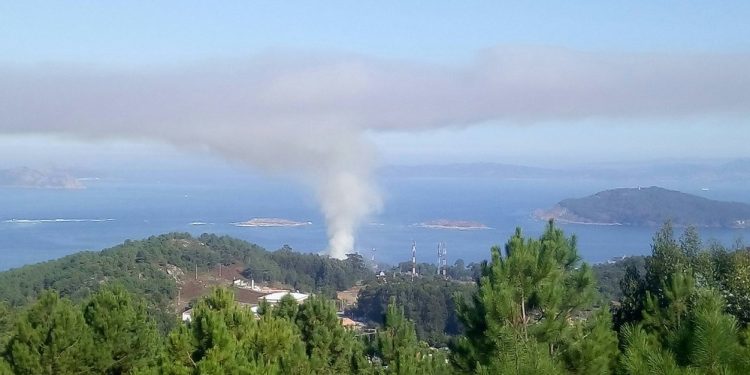 El fuego moviliza a los efectivos anti incendios en Baiona