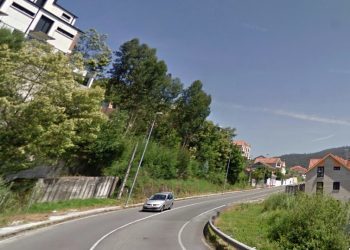 Tres personas heridas en Cangas al volcar su vehículo