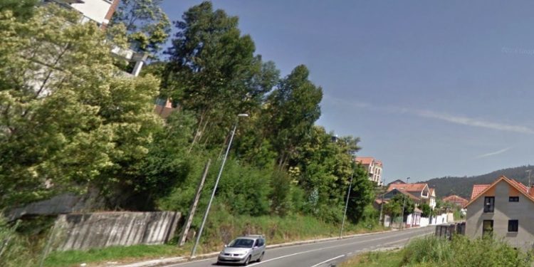 Tres personas heridas en Cangas al volcar su vehículo