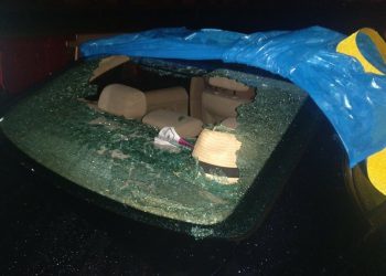 Un objeto caído desde un pilar del Puente de Rande destroza la luna de un vehículo