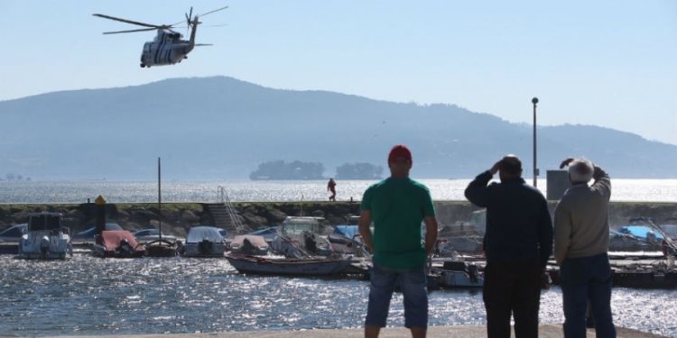 El «Pesca 1» rescata a dos personas atrapadas por la marea en una zona de difícil acceso en Cangas